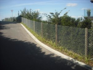 Maschendraht-Zaun mit eingerammten Tannenrundpfosten