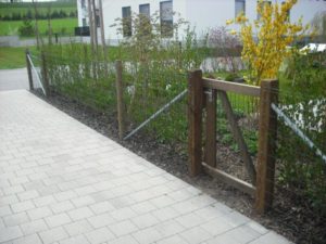 Pantanet-Zaun. Tannenrundpfosten mit angenageltem Zaungitter Pantanet. Gartentüre mit Holzrahmen und Lärchenkantpfosten.